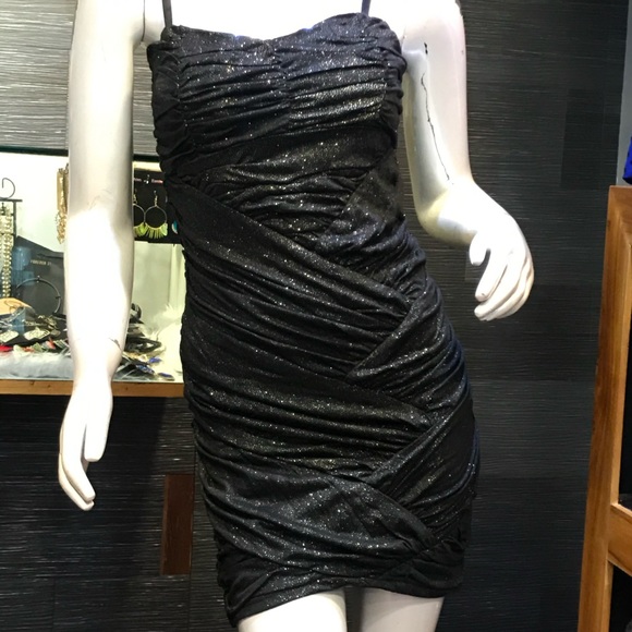 Ruched body con Dress-New✨ - Picture 4 of 8